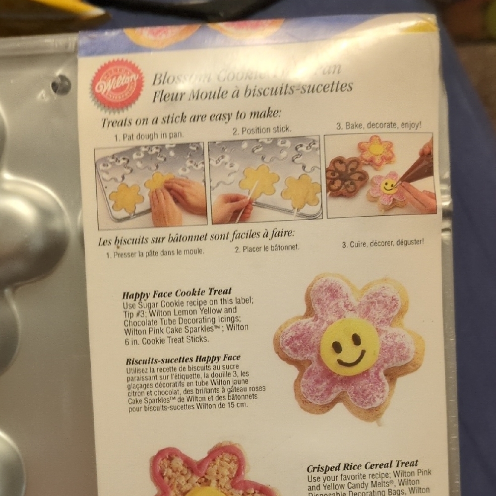 Wilton Silver Flower Cookie Pan - Picture 3 of 5